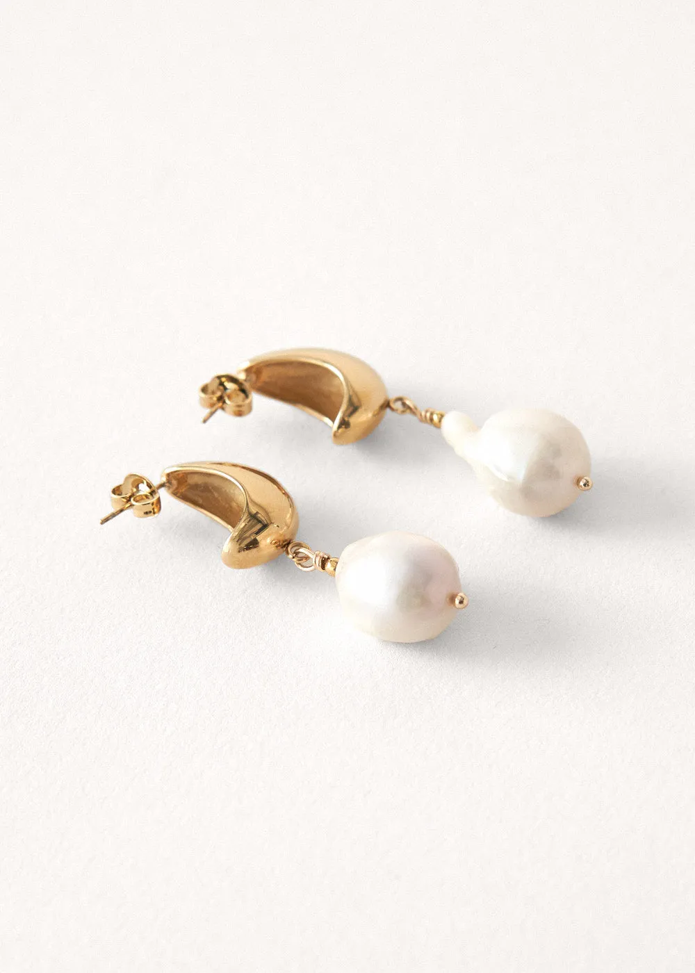 SERRA PEARL DROP EARRING