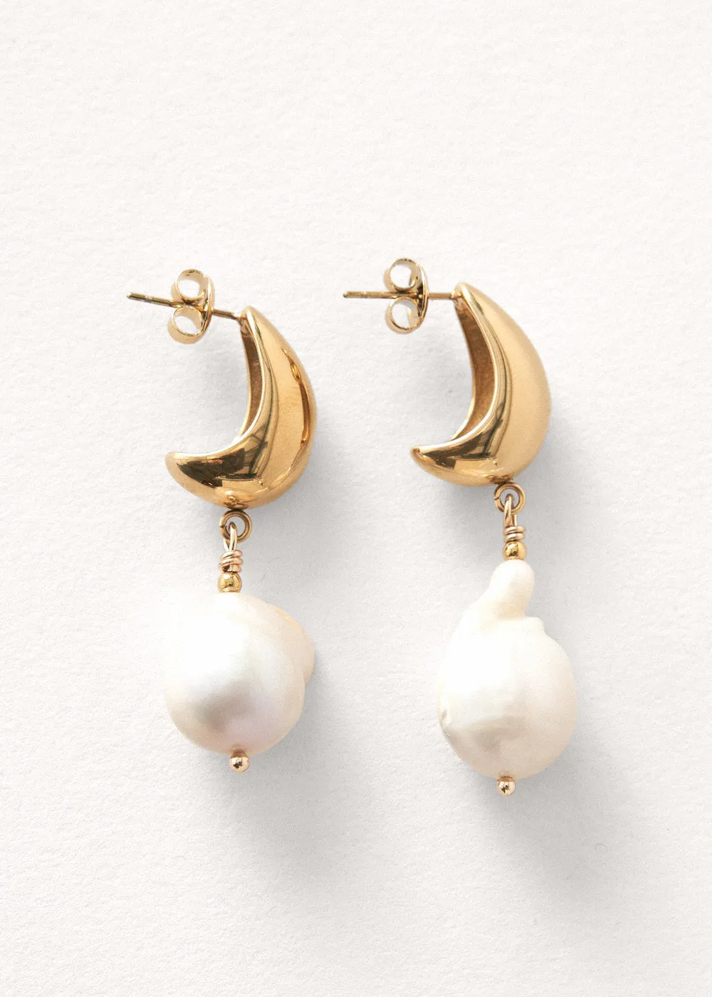 SERRA PEARL DROP EARRING